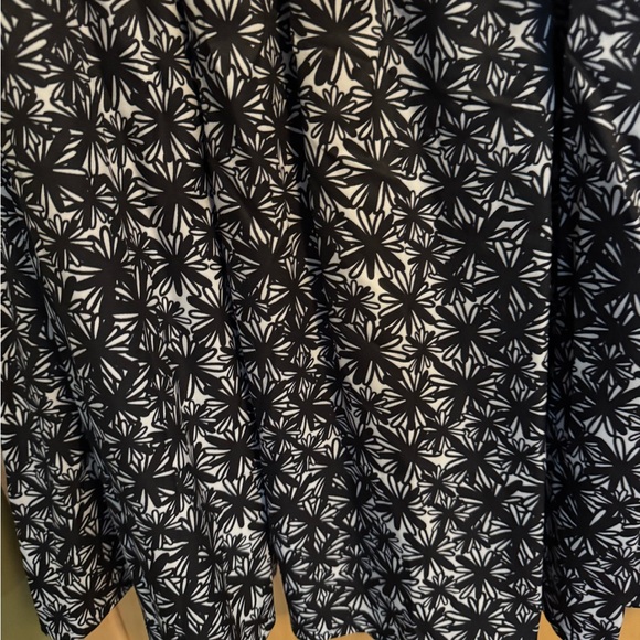 Elegant Black and White Floral Skirt Set With Cropped Top - Picture 4 of 8